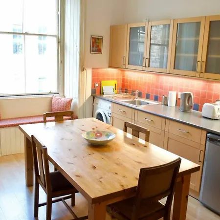 2 Bedroom Flat Near The Kings Theatre Lägenhet