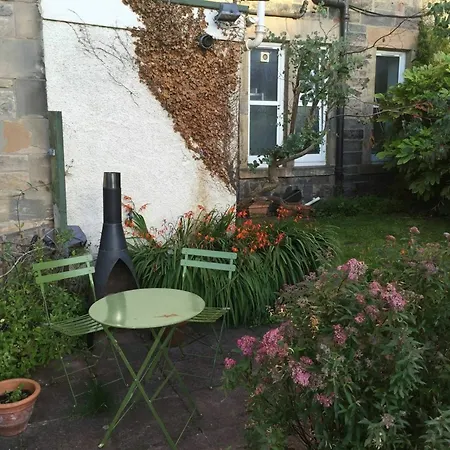 2 Bedroom Flat With Garden *