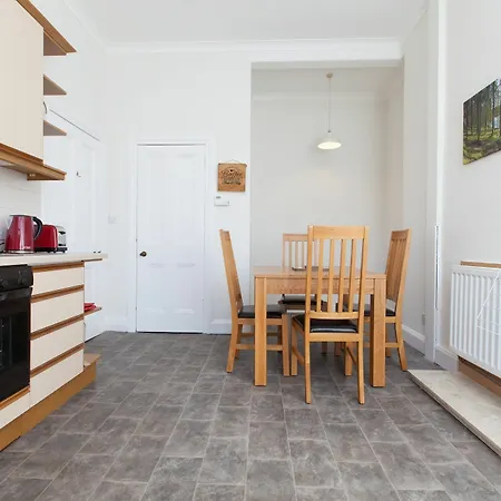 Spacious And Bright Polworth Flat Apartament