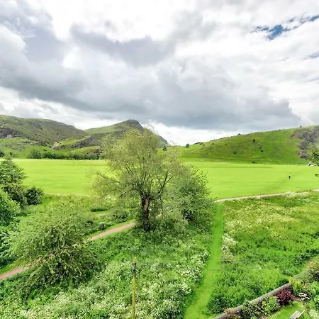 Cosy Holyrood Park By Guestready *