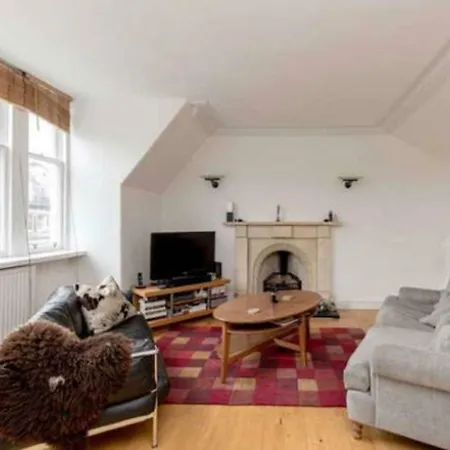 Elegant 2bed Apt 10 Mins From Haymarket Station Apartamento