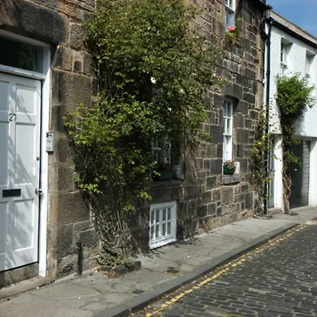 Lovely Mews In Circus Lane Near Car Park Édimbourg