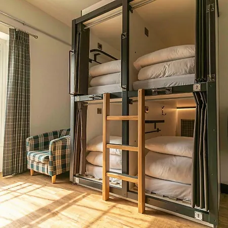 Albergue Code Pod - The Court - *