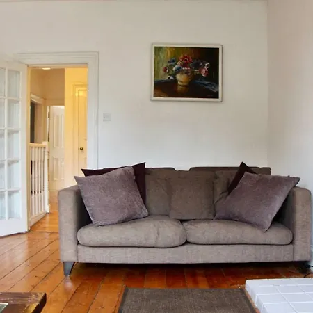 Charming Traditional Top Floor Haymarket Flat Διαμέρισμα *