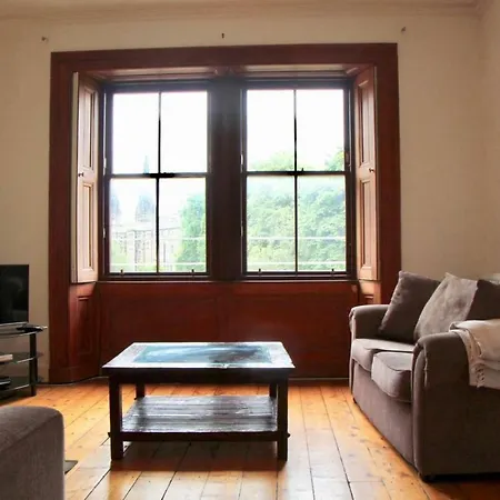 Charming Traditional Top Floor Haymarket Flat *