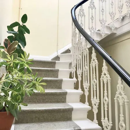 Charming Traditional Top Floor Haymarket Flat Διαμέρισμα