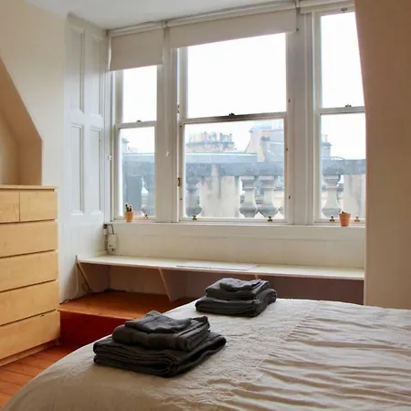 Charming Traditional Top Floor Haymarket Flat Διαμέρισμα