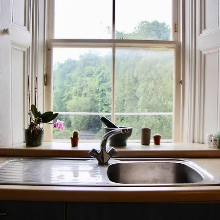 Charming Traditional Top Floor Haymarket Flat Διαμέρισμα