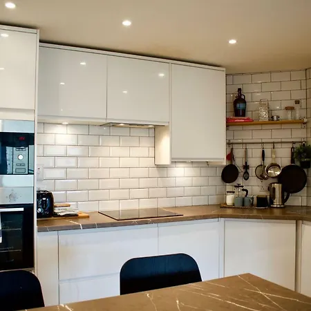 Bright And Welcoming 2 Bedroom Leith Flat Edinburgh