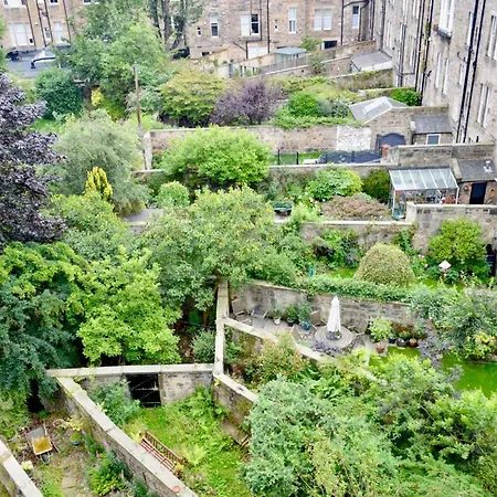 Victorian 3 Bedroom In Scenic West End شقة