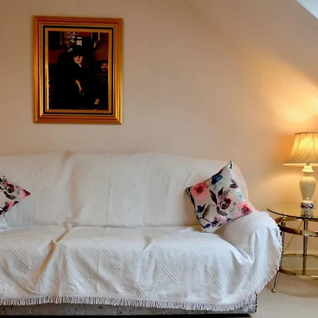 Victorian 3 Bedroom In Scenic West End شقة