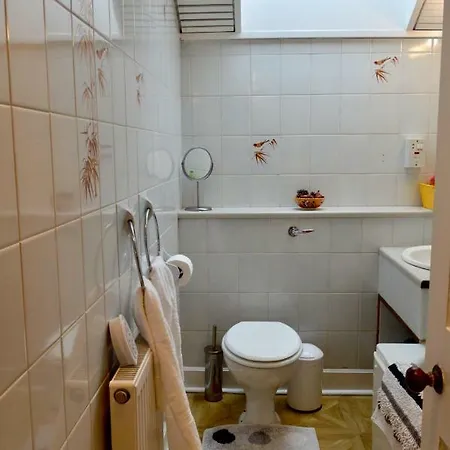 Victorian 3 Bedroom In Scenic West End شقة *