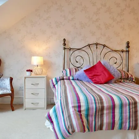 Victorian 3 Bedroom In Scenic West End شقة