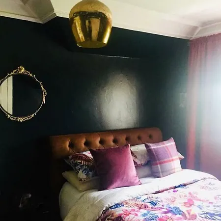 Stylish 2 Bedroom Flat In Heart Of The West End