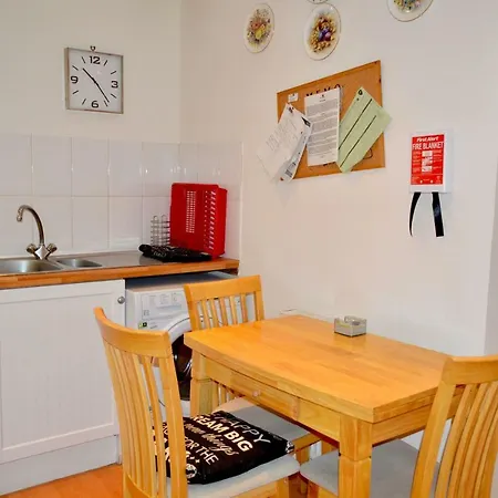 Victorian 3 Bedroom In Scenic West End شقة *
