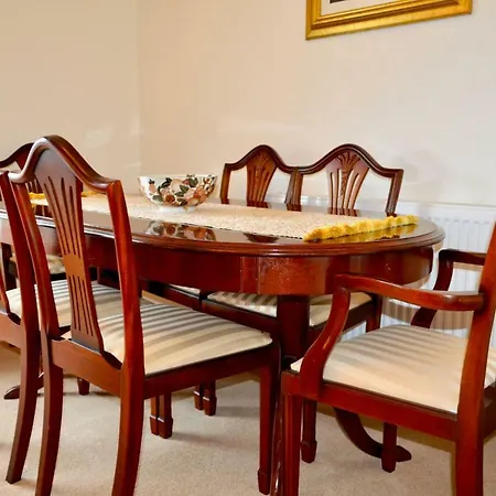 Victorian 3 Bedroom In Scenic West End شقة *