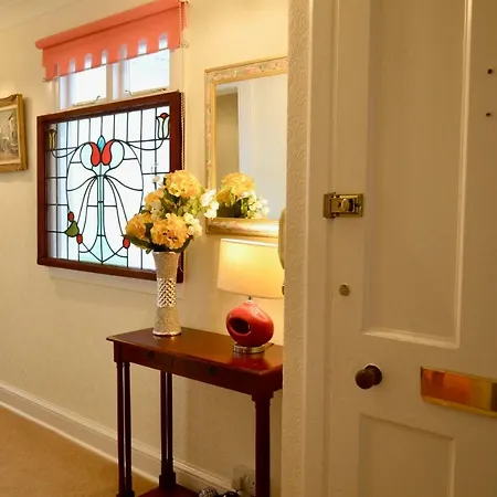 Victorian 3 Bedroom In Scenic West End