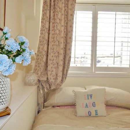 Victorian 3 Bedroom In Scenic West End شقة