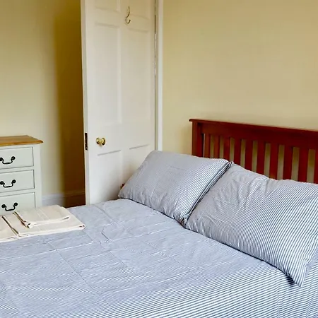 Charming Traditional 2 Bedroom Flat In New Town Apartment *