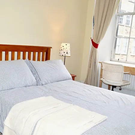 Charming Traditional 2 Bedroom Flat In New Town *