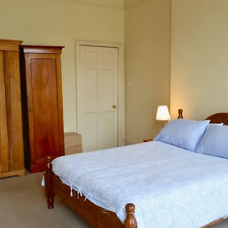 Charming Traditional 2 Bedroom Flat In New Town *