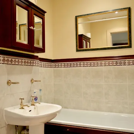 Charming Traditional 2 Bedroom Flat In New Town Apartment Edinburgh