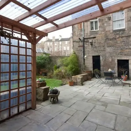 Luxury 3br New Town With Private Garden