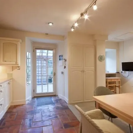 Luxury 3br New Town With Private Garden