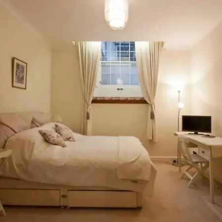 Luxury 3br New Town With Private Garden *