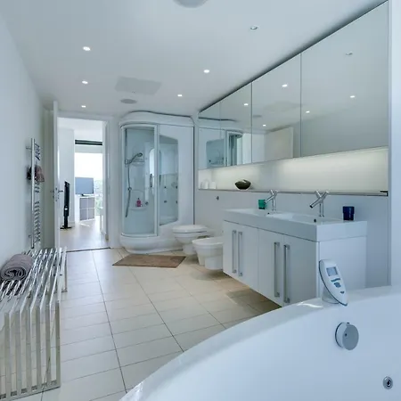 Stunning Quartermile Penthouse Apartment *