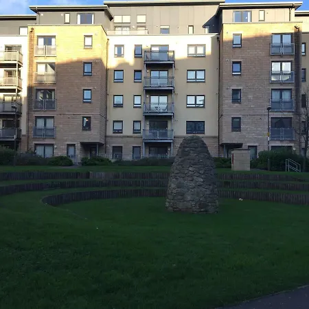 One Bedroom Spacious Flat In Easter Road *