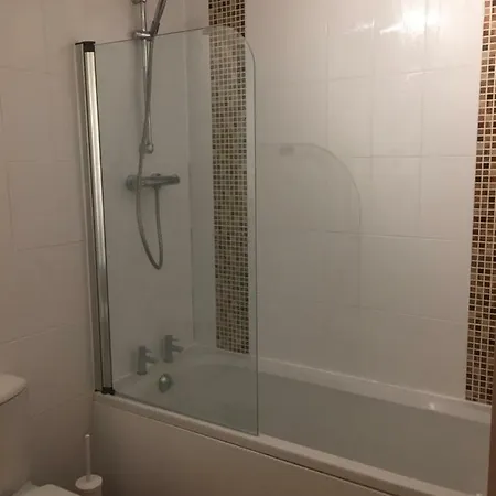 One Bedroom Spacious Flat In Easter Road * Edinburgh