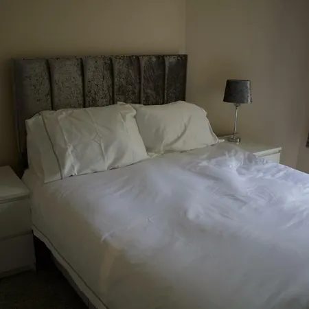Holyrood Hill شقة *