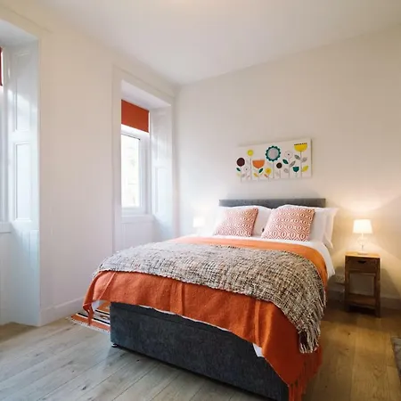 Beautiful Centre - Holyrood Park *