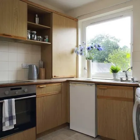 Sunny 3 Bed In Central With Free Parking *