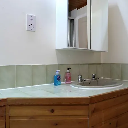Sunny 3 Bed In Central With Free Parking