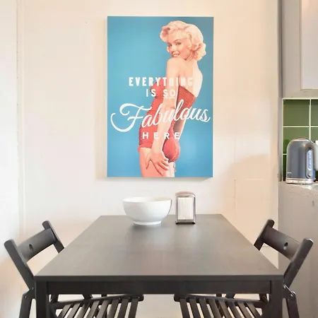 2 Bedroom Flat With Castle View Edinburgh