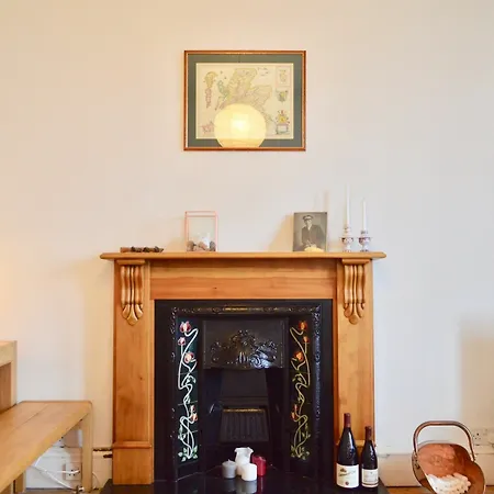 2 Bedroom Flat With Castle View *