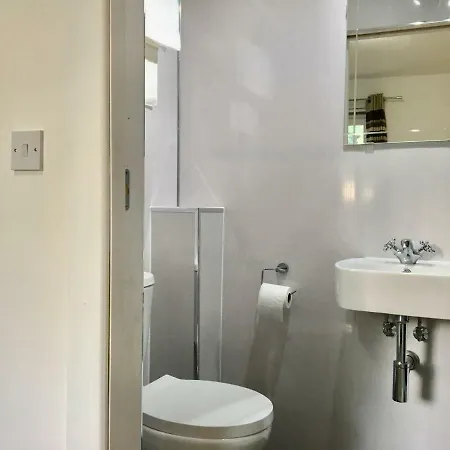 15 Braehead Avenue, Flat 2 *