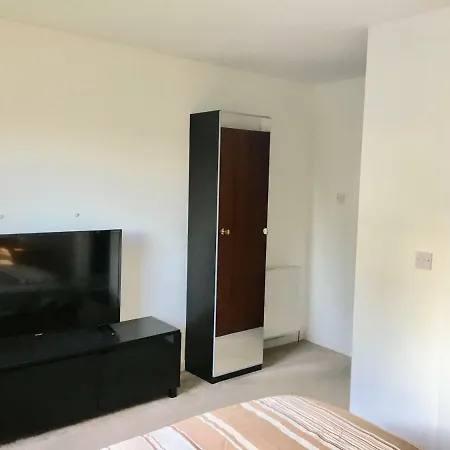 Homestay 15 Braehead Avenue, Flat 2 Edinburgh