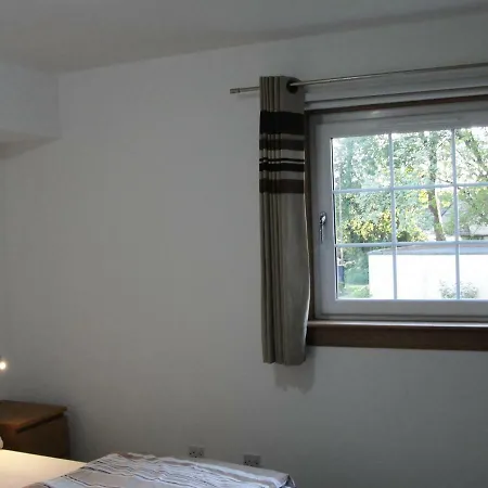 15 Braehead Avenue, Flat 2 *