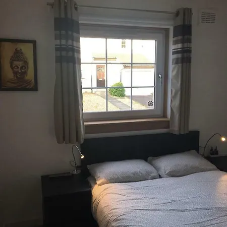 Homestay 15 Braehead Avenue, Flat 2 Edinburgh