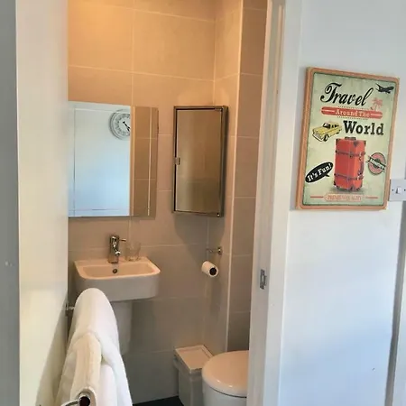 15 Braehead Avenue, Flat 2 Homestay Edinburgh