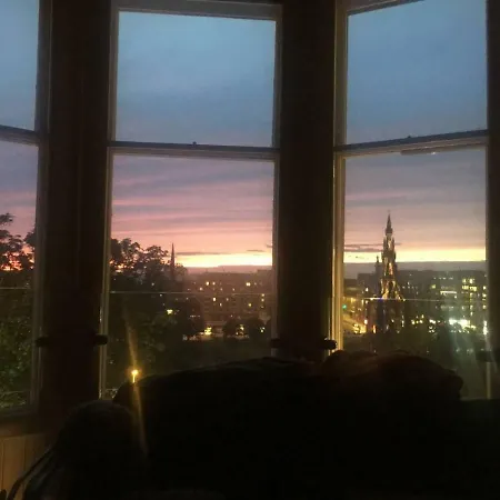 Modern Flat With Fantastic Views By The Royal Mile דירה אדינבורו