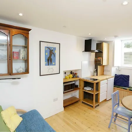 Quirky 0ne-bedroom Dundas Street *