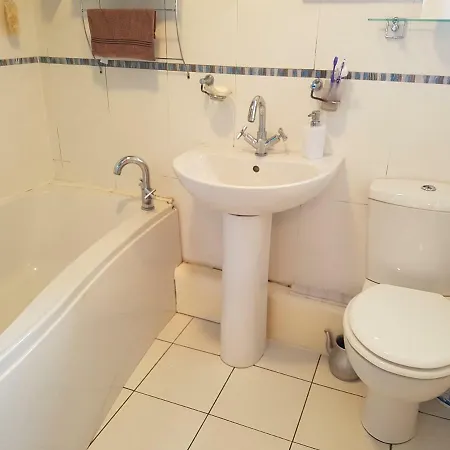 A Double Room In Vibrant Leith- Female Guest Only *