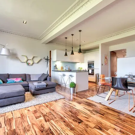 Modern Flat With Fantastic Views By The Royal Mile