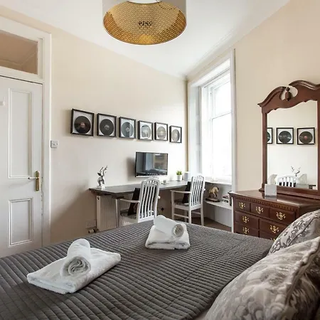 Spacious And Bright Central Edinburgh