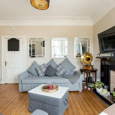 Spacious And Bright Central Apartment Edinburgh