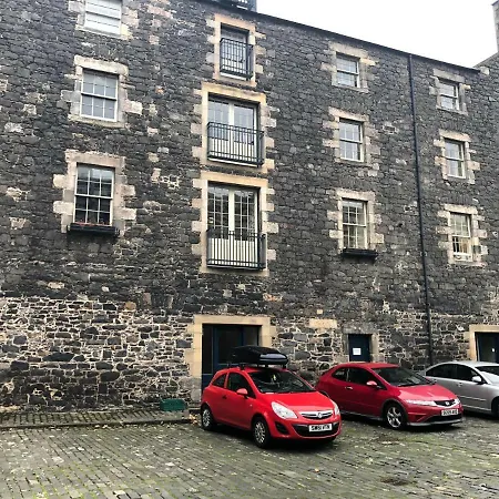 Chic + Shore-side: 17th Century With Parking 公寓 爱丁堡